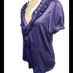 3/$18.00 🌼 BCBGMaxAzria purple ruffled blouse size L